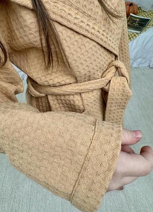 Вафельный детский халат с капюшоном для дома и отдыха светло бежевого цвета5 фото