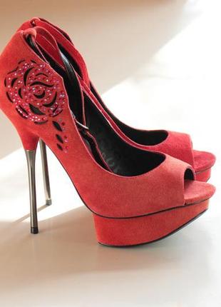 Червоні босоніжки betsey johnson