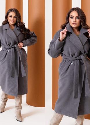 Пальто на подкладке с поясом и прорезными карманами, приспущен рукав