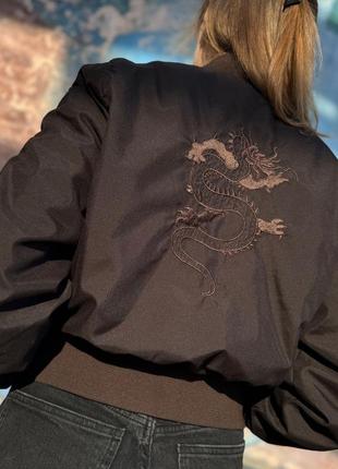 Жіночий кроп бомбер з нашивкою дракона