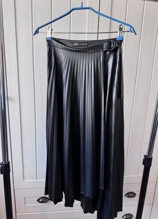 Юбка zara плиссе под кожу