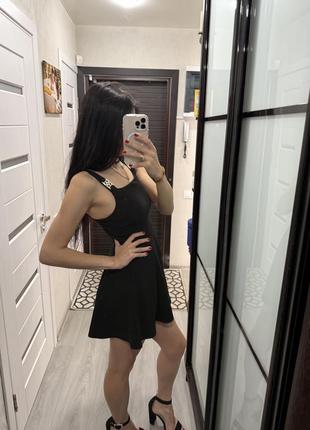 Короткое черное платье