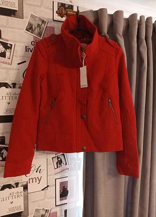 Стильне червоне укорочене пальто bershka