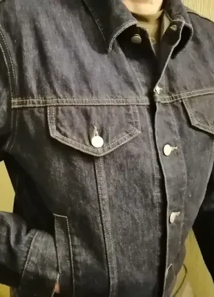 Классическая джинсовая куртка armani. оригинал. плотный коттон.