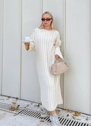Теплое вязаное длинное платье коса