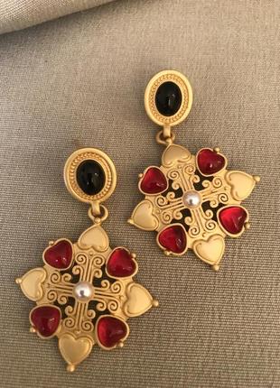 Красиві сережки з скляними вставками матове золото