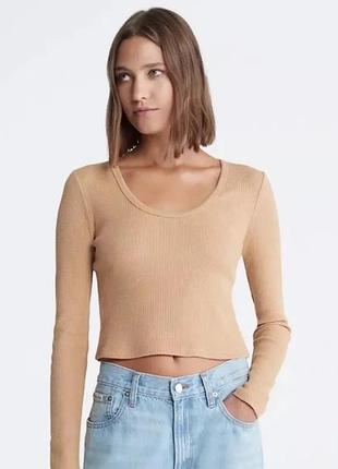 Укороченный лонгслив/джемпер в рубчик с круглым вырезом и узором calvin klein