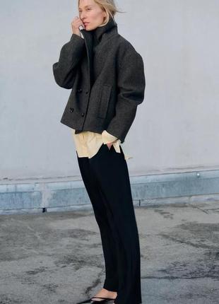 Коротке пальто темно сіре zara