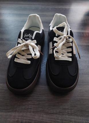 Стильні кросівки нові