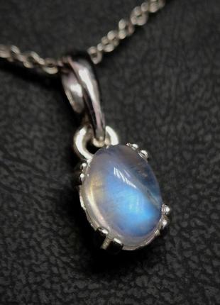 Кулон срібний з напівпрозорим природним місячним каменем з яскравою іризацією, ручна робота