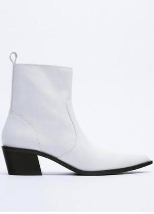 Белые кожаные казаки zara