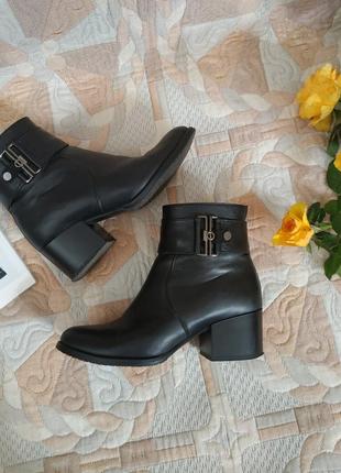 Кожаные деми ботинки на удобных небольших каблуках