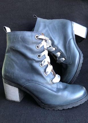 Чоботи, черевики