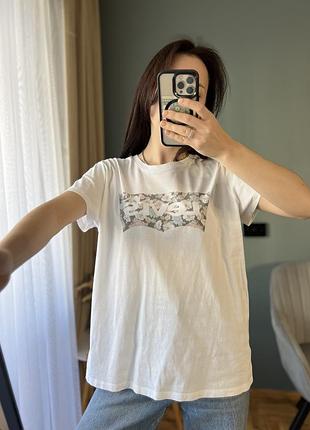 Белая футболка levis