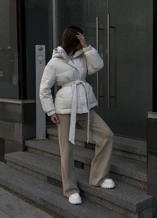 Зимова куртка жіноча з капюшоном і поясом