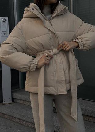 Зимова куртка жіноча з капюшоном і поясом