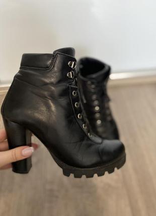 Утепленные ботинки на каблуке
