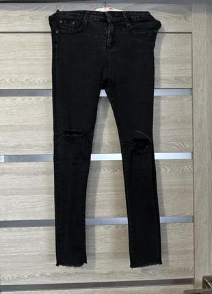 Джинсы рваные черного цвета, скинни,размер 26, подойдут на хс/с/м,стан идеальный, посадка средняя/высокая, очень круто смотрятся на теле