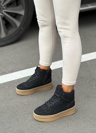 Черные кроссовки замш женские с коричневой подошвой