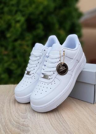 Жіночі якісні та стильні кросівки для  дівчат nike air force 1 низькі білі