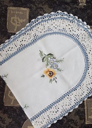 Хлопковая салфетка с цветочной вышивкой и кружевом3 фото