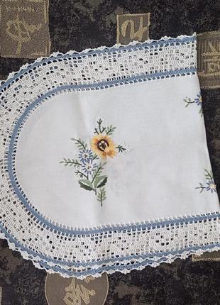 Хлопковая салфетка с цветочной вышивкой и кружевом4 фото