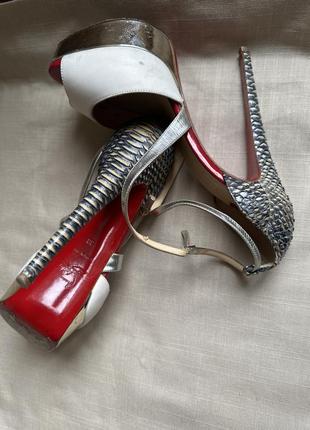 Christian louboutin босоніжки