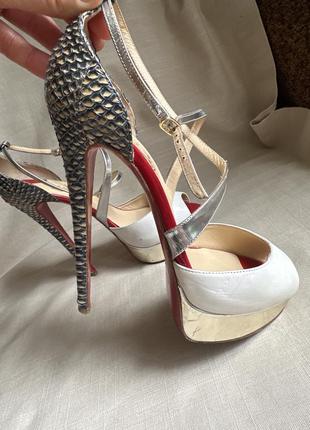 Christian louboutin босоніжки