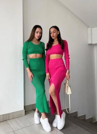 Жіночий костюм весняний зі спідницею й топом із рукавами