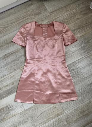 Атласное платье силуэтное