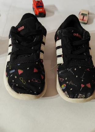 Кроссовки adidas для девочки с маленьким дефектом