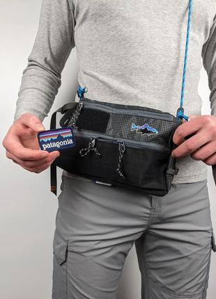 Сумка через плече patagonia сірого кольору барсетка месенджер патагонія з кишенями та регульованим ременем