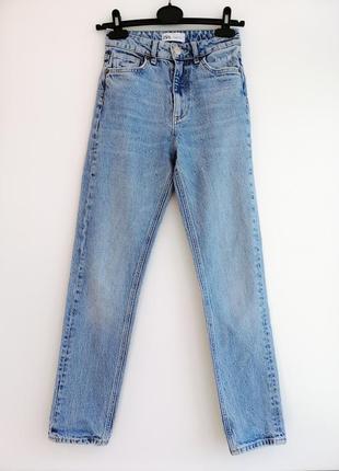 Джинсы голубого цвета мом