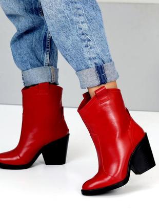 Яскраві червоні шкіряні ботильйони козаки ковбойки з хлястиками для одягання 22725