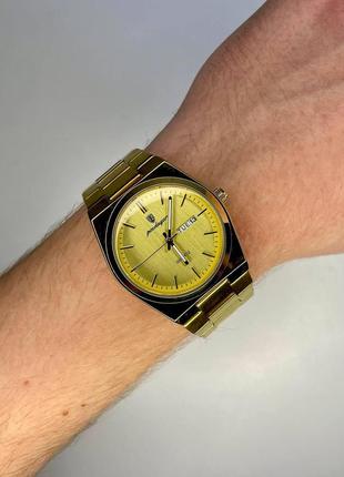 Мужские кварцовые часы poedagar 930 золотые с металлическим браслетом