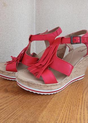 Босоножки кораллового цвета