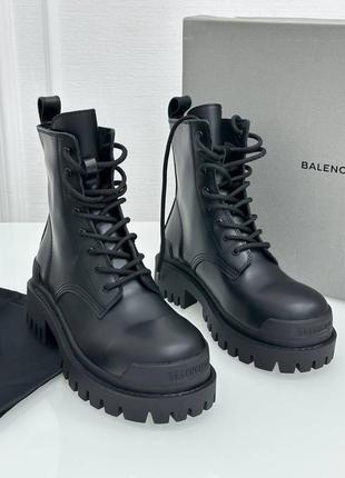 Чорні шкіряні черевики в стилі balenciaga