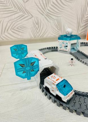 Трек космическая станция