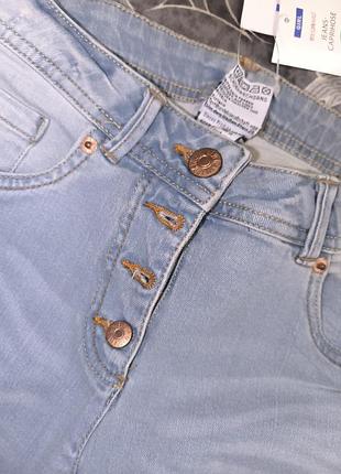 Джинсы каприхозы