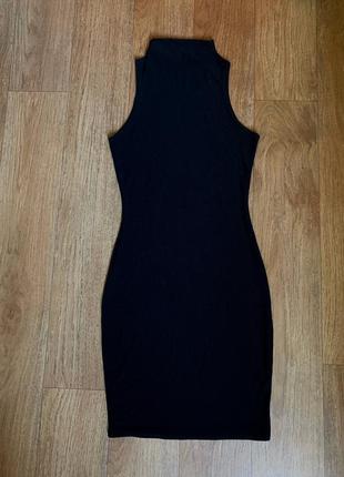 Базова чорна сукня міді