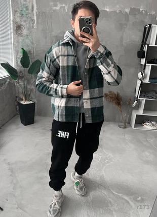 Зелено белая мужская рубашка в клетку