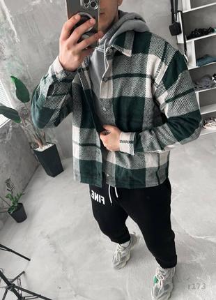 Зелено белая мужская рубашка в клетку