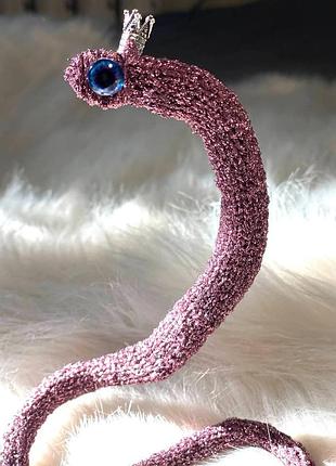 Блискуча рожева змія, символ 2025 року