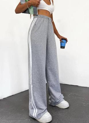 Жіночі широкі спортивні штани тонкі з лампасами10 фото