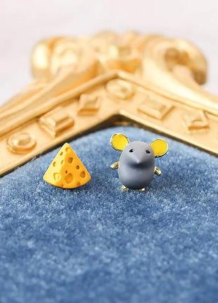 Ассиметричные серьги гвоздики с эмалью в виде сыр и мышь элегантный дизайн