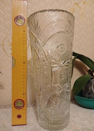 Високая хрустальная ваза