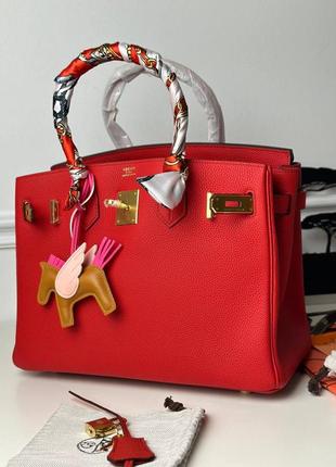 Красная кожаная сумка в стиле birkin