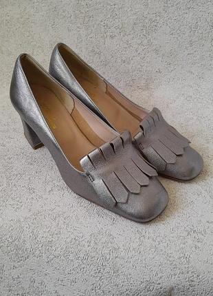 Сріблясті туфлі на квадратних підборах