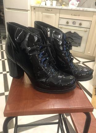 Ботинки лаковые итальянские 41 размер осень -весна