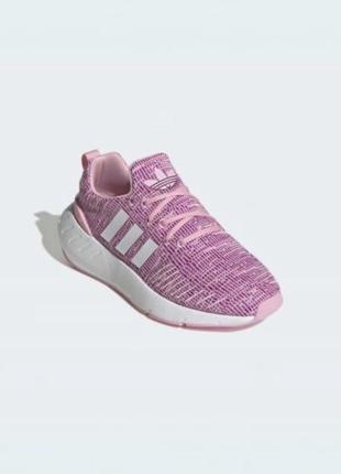 Жіночі кросівки swift run 22.
